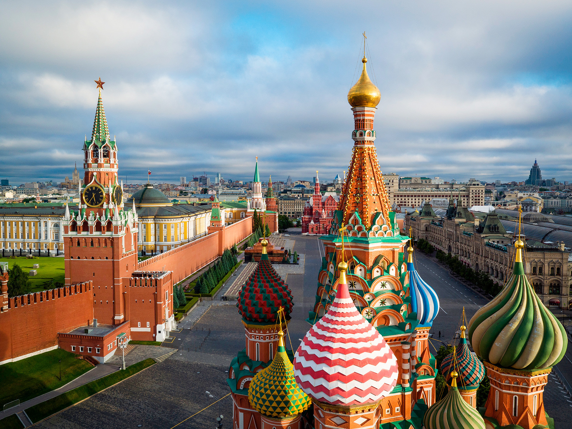 Moscow vs Saint Petersburg: Which Russian City is Better for Living and Career?